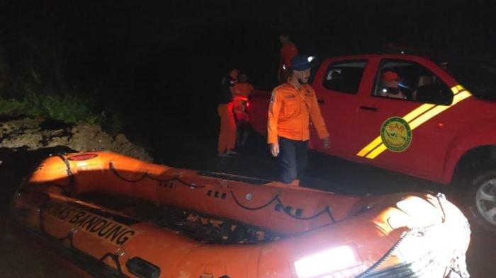 Petugas saat melakukan pencarian anak yang diduga tenggelam di kubangan galian pasir.