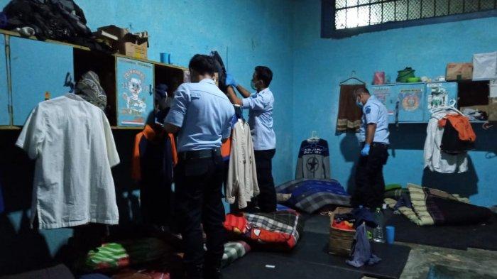 Sejumlah petugas saat menyidak sel tahanan Lapas Kelas I Cirebon, Jalan Kesambi, Kota Cirebon, Selasa (6/4/2021) malam.