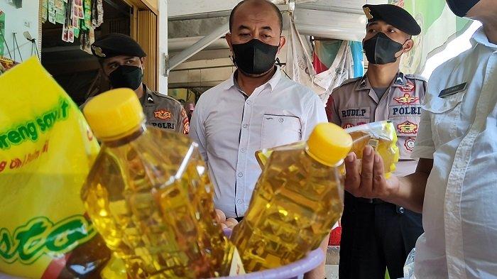 Polisi saat melakukan sidak minyak goreng di Indramayu, Rabu (16/3/2022).