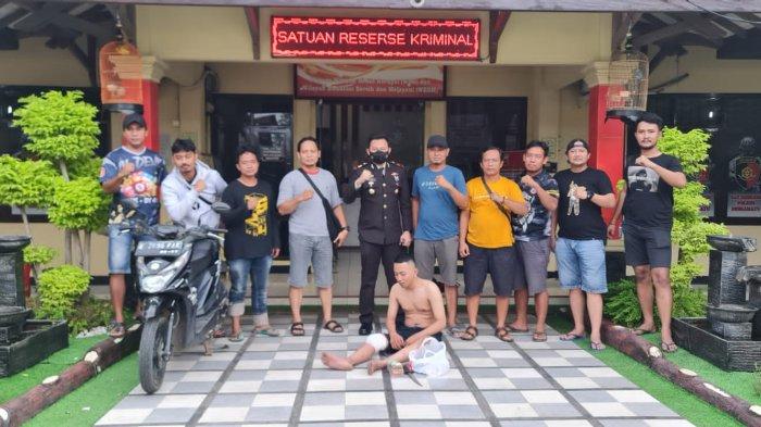 Polisi saat menangkap pelaku penodongan minimarket di Mapolres Indramayu, Rabu (1/6/2022)