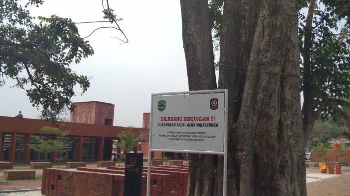 Potret Papan plang bertuliskan dilarang berjualan bagi PKL salah satunya berada di sudut timur Alun-alun Majalengka