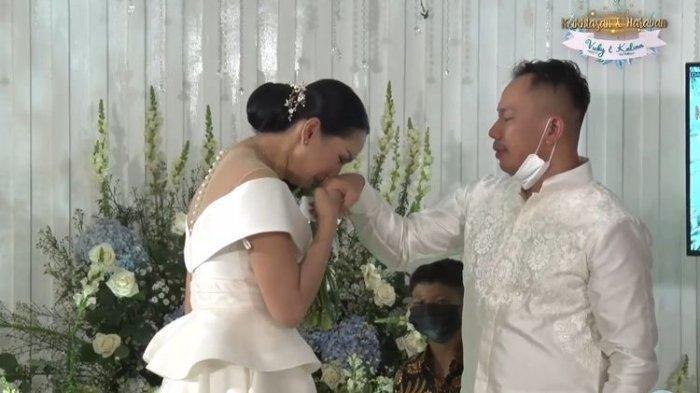 Presenter Vicky Prasetyo akhirnya resmi melamar sang kekasih, Kalina Ocktaranny