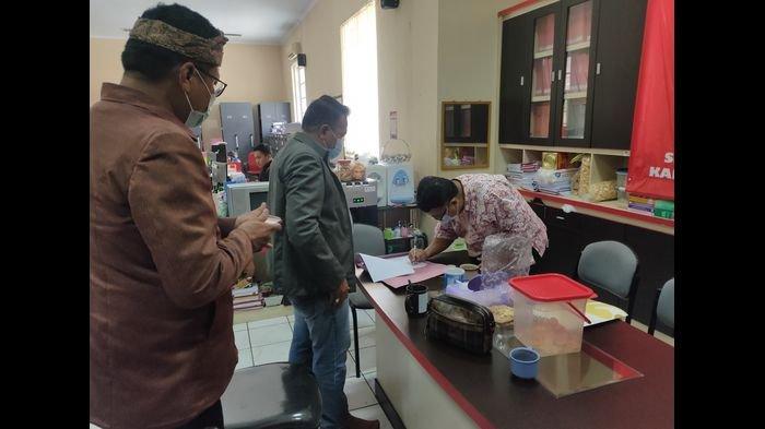 Kuasa Hukum Cakades nomor urut 1, Dadan Taufik memberikan dokumen protes atas gelaran Pilkades serentak di Desa Gunung Manik, Kecamatan Talaga, Kabupaten Majalengka, Kamis (10/6/2021).