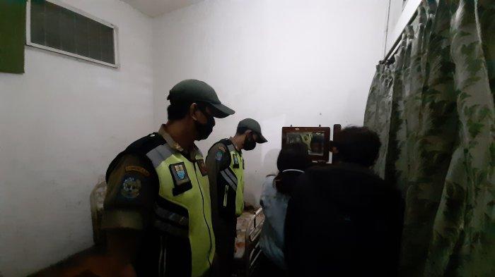 Petugas Satpol PP Kota Cirebon saat mengamankan pasangan bukan suami istri di hotel melati yang berada di Jalan Sukalila, Kota Cirebon, Kamis (11/2/2021) malam.