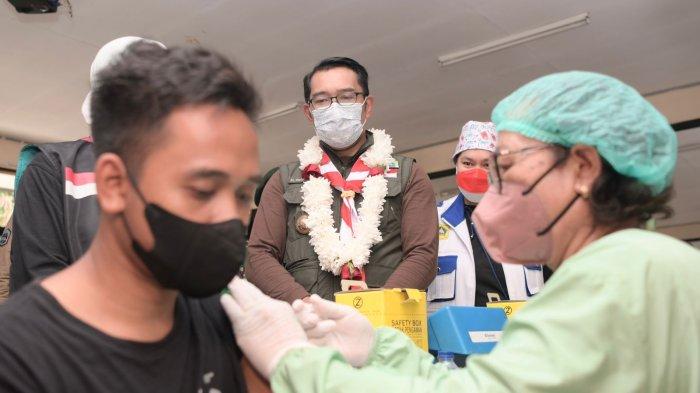Gubernur Jabar Ridwan Kamil saat meninjau pelaksanaan vaksinasi massal di SMA Negeri 3 Cibinong, Kabupaten Bogor, Sabtu (23/10/2021).