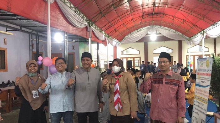 Rokhmat Ardiyan Direktur Eksekutif Puspita Cipta Grup Kuningan buka bersama santri dan memberi santunan