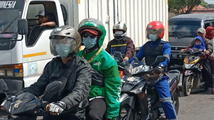 Pemudik berseragam ojol saat mudik melintasi Jalur Pantura Indramayu, Selasa (4/5/2021).