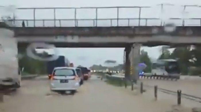 Banjir yang merendam ruas Jalan Tol Cipali KM 136, Minggu (7/2/2021).