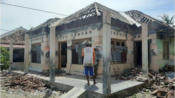 Kondisi rumah warga yang rusak akibat diterjang puting beliung di Desa Slangit, Kecamatan Klangenan, Kabupaten Cirebon, Senin (4/1/2021).