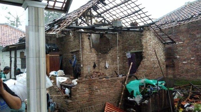 Kondisi sejumlah rumah yang mengalami kerusakan akibat diterjang puting beliung di Desa Slangit, Kecamatan Klangenan, Kabupaten Cirebon, Minggu (3/1/2021).