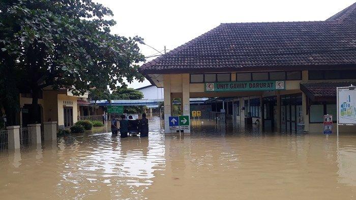 Rumah Sakit Islam Karawang (RSIK) terendam banjir hingga dada orang dewasa Jalan Pangkal Perjuangan, By Pass nomor 2, Kelurahan Tanjungpura, Kecamatan Karawang Barat, Minggu (21/2/2021).