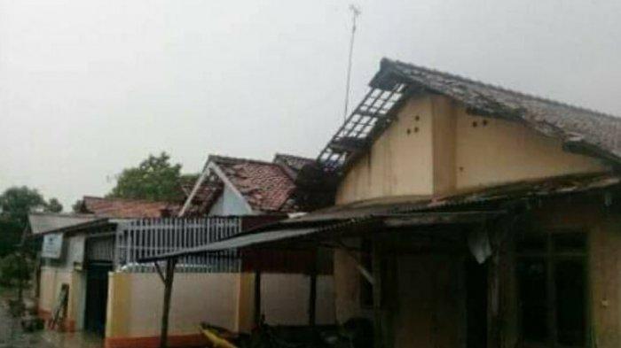 Rumah warga yang rusak usai diterjang angin puting beliung di Desa Sumbermulya, Kecamatan Haurgeulis, Kabupaten Indramayu, Minggu (3/1/2021)