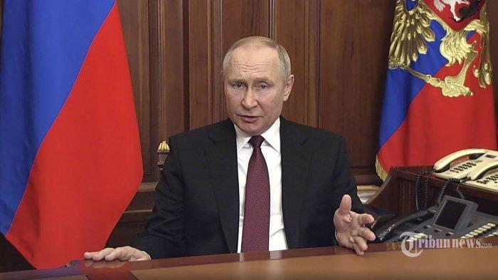 Dalam pengambilan video ini diambil dari cuplikan selebaran yang tersedia pada 24 Februari 2022 di situs web resmi Presiden Rusia (kremlin.ru) Presiden Rusia Vladimir Putin berpidato di hadapan bangsa di Kremlin di Moskow.