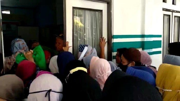 Tangkapan layar saat aksi saling dorong di pintu masuk tempat pembagian BLT di Desa Pasirhalang Sukaraja, Selasa (13/9/2022).