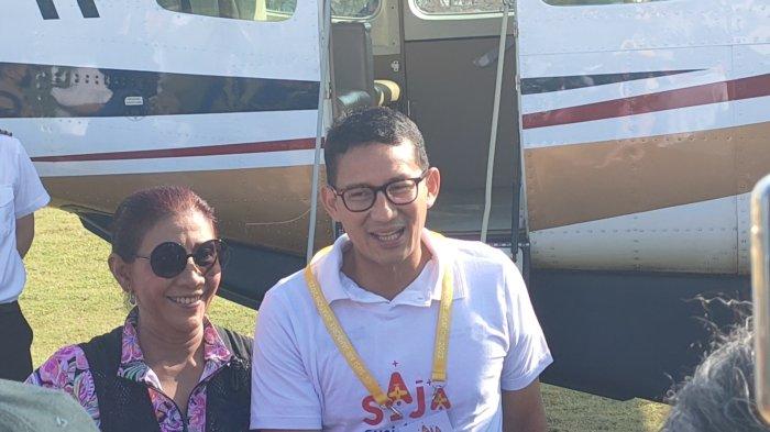 Sandiaga Salahuddin Uno turun dari pesawat dan disambut mantan menteri KKP Susi Pudjiastuti