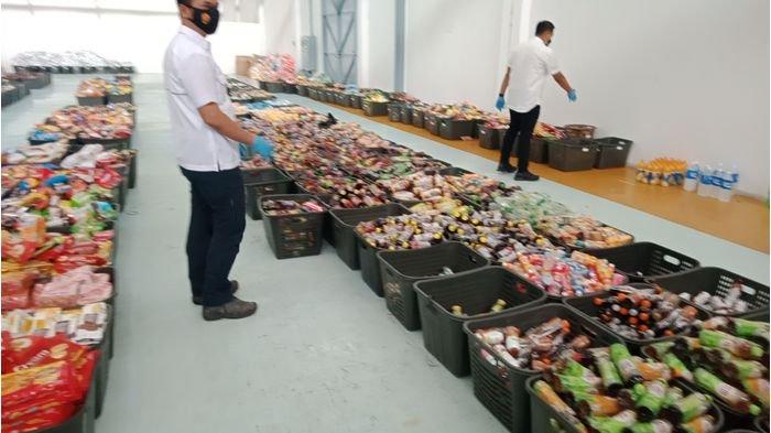 Sebuah gudang di Kota Bandung disulap jadi minimarket bernama C Mart milik pria berinisial Dh yang menjual makanan bekas kebanjiran, Jumat (23/4/2021).