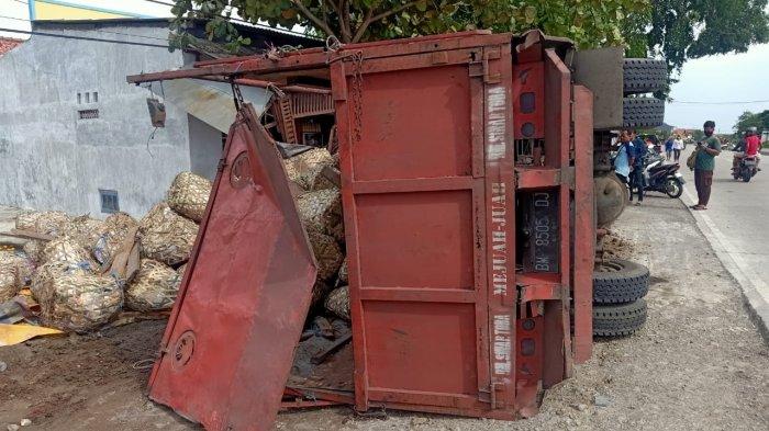 Polisi saat mengevakuasi kendaraan truck colt diesel bernopol BM 8505 DJ yang terbalik di Jalur Pantura di Desa ilir, Kecamatan Kandanghaur, Kabupaten Indramayu, Senin (11/1/2021).