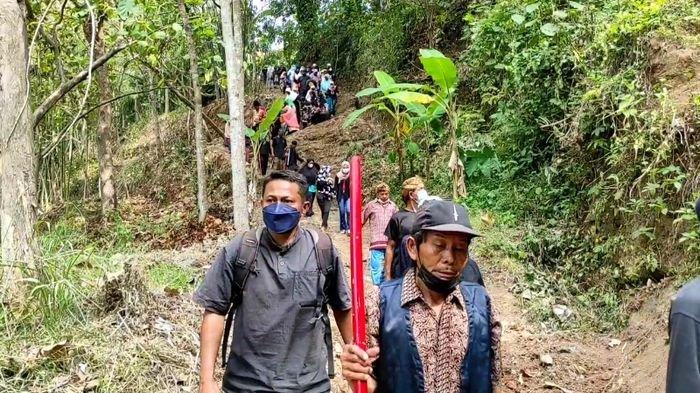 Kegiatan warga Desa Dukuhmaja di Kecamatan Luragung, Kabupaten Kuningan, Jawa Barat saat melaksanakan Sedekah Bumi di Bulan Mulud atau bulan Rabiul Awal, Minggu (10/10/2021).