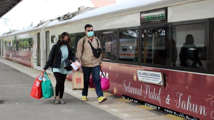 Sejumlah penumpang saat turun dari kereta api di Stasiun Cirebon, Jalan Inspeksi, Kota Cirebon, Sabtu (1/1/2022).