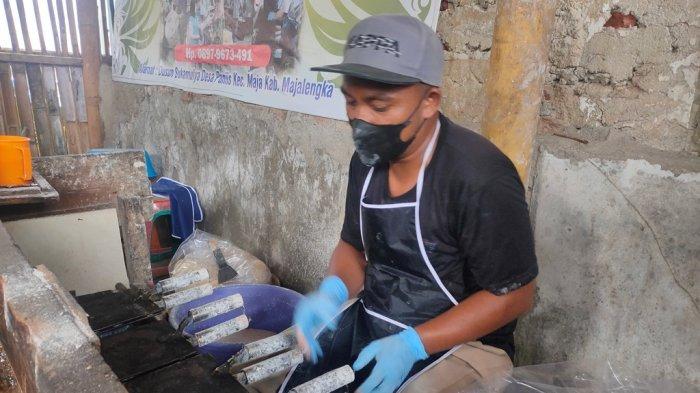Sejumlah perajin makanan yang yang sedang memproduksi olahan menjadi makanan ringan yang bernilai jual tinggi di Desa Paniis, Kecamatan Maja, Kabupaten Majalengka