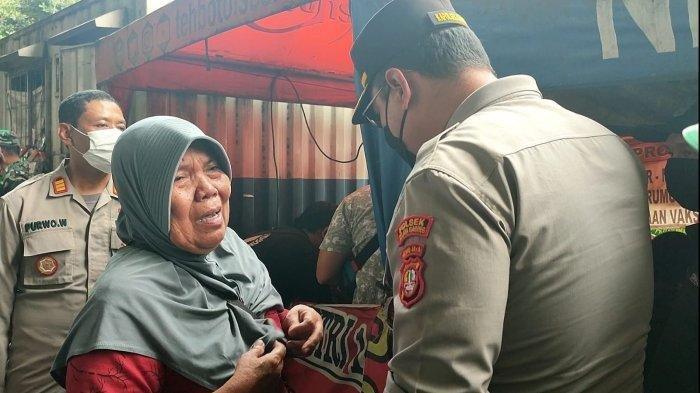 Seorang ibu menangis mencari putranya yang diamankan petugas di Jalan Yos Sudarso, Kelapa Gading, Jakarta Utara, Senin (11/4/2022).