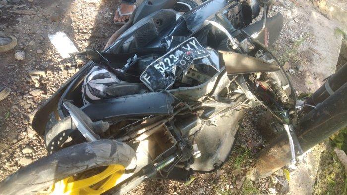 Seorang pengendara motor Yamaha Mio tewas setelah motor yang dikendarainya ditabrak truk Hino Box bernomor polisi B 9236 KCB yang oleng ke kanan. Motornya ringsek