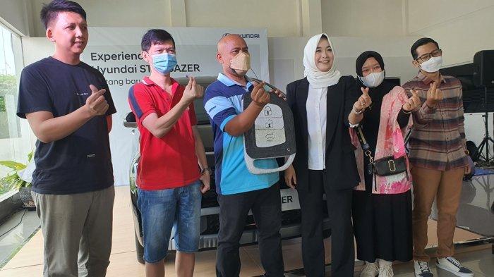 General Manager Hyundai Cirebon, Silvya Malindo (ketiga kanan), saat menyerahkan secara simbolis Hyundai Stargazer kepada customer yang telah memesannya dalam peluncuran Hyundai Stargazer di Hyundai Cirebon, Jalan Brigjend Dharsono, Kecamatan Kedawung, Kabupaten Cirebon, Sabtu (13/8/2022).