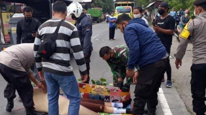 Evakuasi jenazah Inka Handa Hamidah (17) di Jalan Raya Desa Bendo, Kecamatan Ponggok, Kabupaten Blitar, Senin (1/3/2021)