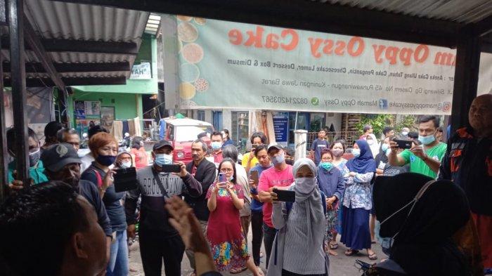 Situasi Warga Geruduk Rumah Pelaku tindak Asusila di Gang Ciasem, Jalan Siliwangi, Kuningan, Jawa Barat