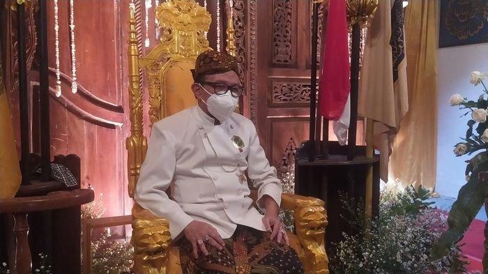 Sultan Aloeda II, Raharjo Djali, saat konferensi pers di Umah Kulon kompleks Keraton Kasepuhan, Kecamatan Lemahwungkuk, Kota Cirebon, Kamis (19/8/2021).