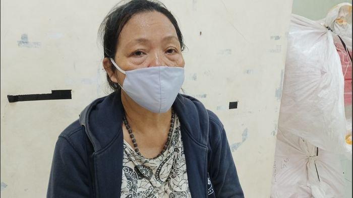 Sutiah (56), warga Desa/Kecamatan Balongan, Kabupaten Indramayu, korban yang trauma pascaledakan dan terbakarnya Kilang Balongan, Senin (29/3/2021).