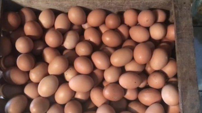 Telur ayam di lapak pedagang di Pasar Tradisional Sindangkasih Cigasong Majalengka