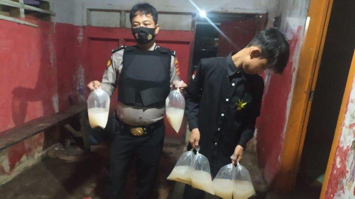 Polisi saat menggerebek sejumlah warung yang menjadi lokasi penjualan miras di Kabupaten Indramayu.