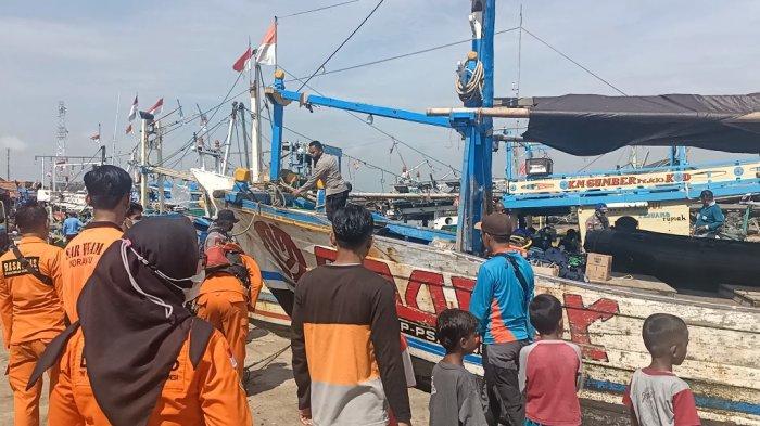 Tim SAR Gabungan saat hendak berangkat melakukan pencarian terhadap ABK MV Barokah Jaya yang hilang, Minggu (4/4/2021).