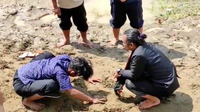 Tangkapan layar video aksi Paranormal saat melakukan ritual permudahan pencarian Jasad Korban tenggelam di Sungai Cisanggarung, Kuningan.