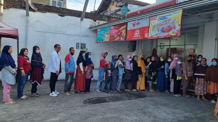 Wakil Bupati Garut Helmi Budiman saat ikut mengantre minyak goreng bersama emak-emak di swalayan, Rabu (16/3/2022).