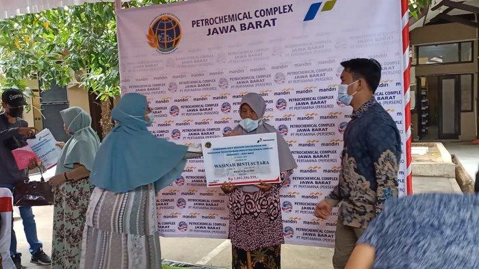 Warga saat menerima pembayaran uang ganti rugi Pembangunan Proyek Petrochemical Complex Jabar di Kabupaten Indramayu, Rabu (14/4/2021).