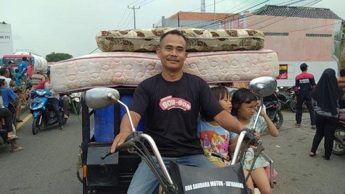 Banjir di pemukiman warga di Desa Tulungagung, Kecamatan Kertasemaya, Kabupaten Indramayu, Jumat (26/2/2021).