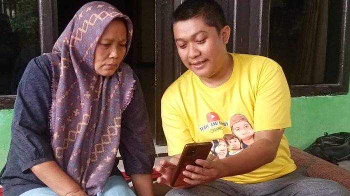 Keluarga korban kasus Jalancagak, Yoris Raja Amanullah dan uwaknya, Lilis Sulastri, saat berbincang dengan Tribunjabar.id, Kamis (11/8/2022) siang.