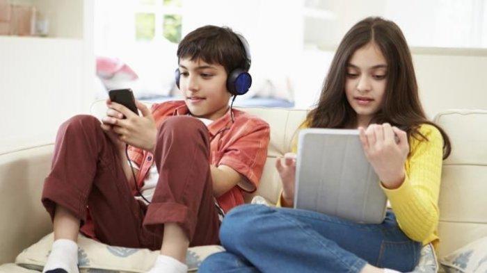 Ilustrasi - anak anak bermain gadget