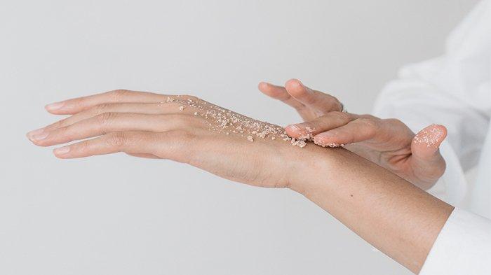 Ilustrasi melakukan body scrub untuk mengangkat sel kulit mati, simak penjelasan dr. Carmelita Christina