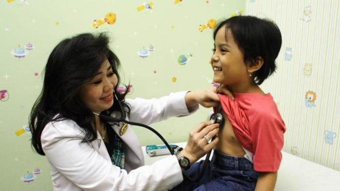 ilustrasi cek kesehatan anak ke dokter