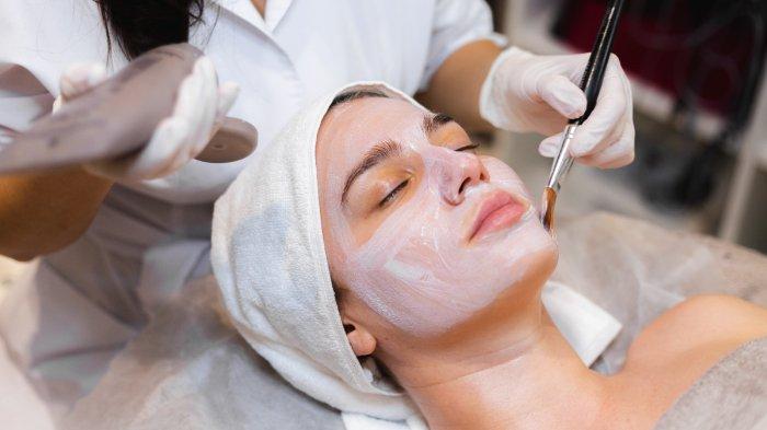 Ilustrasi melakukan treatment peeling untuk mengatasi permasalahan garis halus agar kulit tampak lebih muda, simak ulasan dr. Sriyatty Sengkey, M.Kes