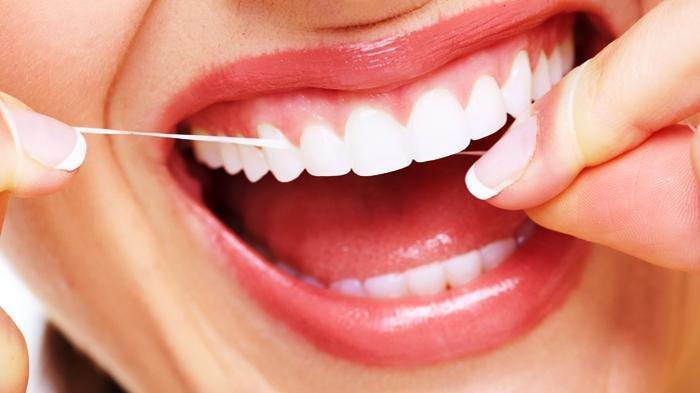 Ilustrasi penggunaan dental floss