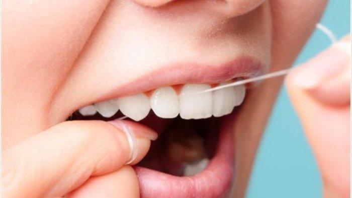 Ilustrasi - Penggunaan dental floss di sela-sela gigi