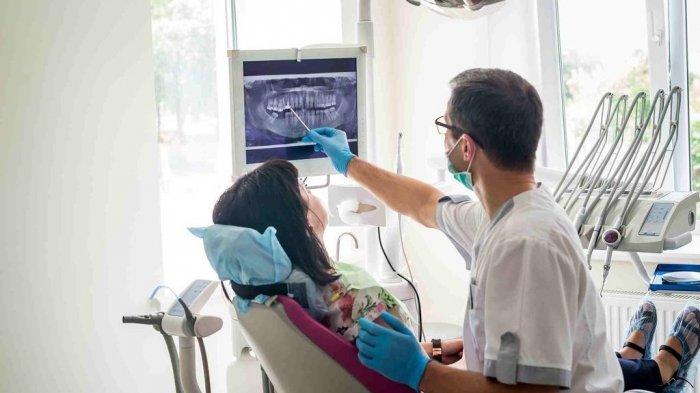 ilustrasi pemeriksaan gigi yang dilakukan oleh dokter