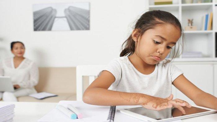 Ilustrasi - Anak sedang bermain gadget