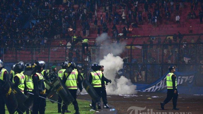 GAS AIR MATA - Suporter Arema FC, Aremania turun ke stadion usai laga Arema FC melawan Persebaya Surabaya dalam lanjutan Liga 1 2022 di Stadion Kanjuruhan, Kabupaten Malang, Sabtu (1/10/2022). Aremania meluapkan kekecewaannya dengan turun dan masuk kedalam stadion usai tim kesayangannya kalah melawan Persebaya Surabaya dengan skor 2-3.