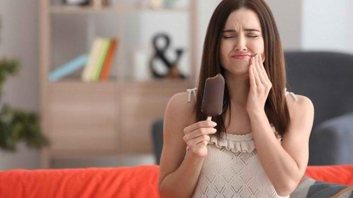 Ilustrasi seseorang yang mengalami gigi sensitif