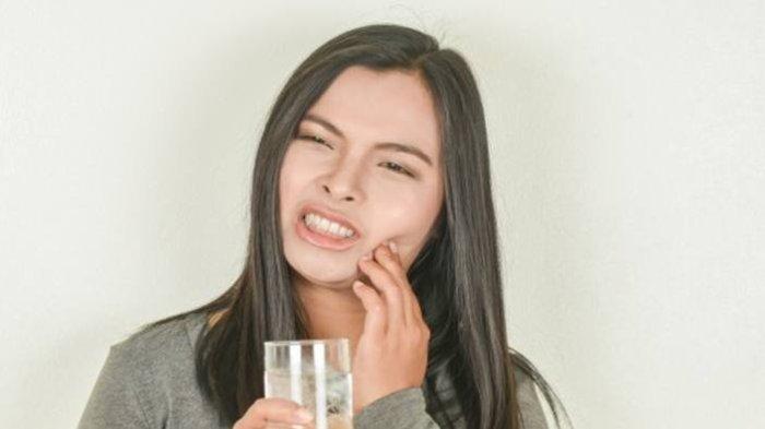 ilustrasi seseorang yang mengalami hipersensitif dentin